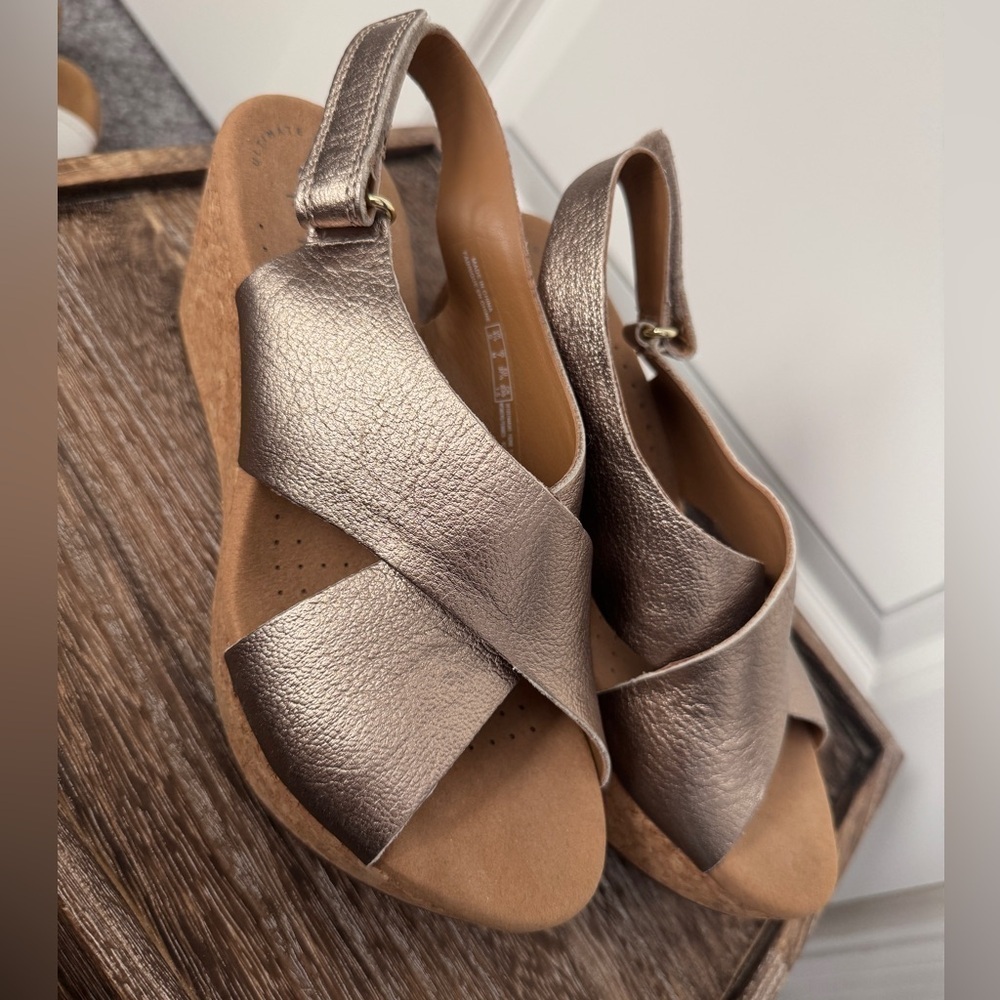 Clark’s Collection Size 7 Sandal Gold